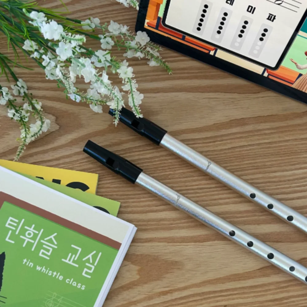 틴휘슬 두 대와 온음 틴휘슬 교실 교재